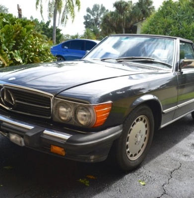 Grey Mercedes Benz 560SL